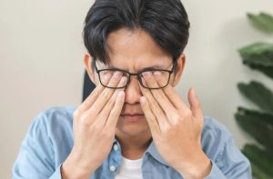 Choáng: Người đàn ông có hàng nghìn con rận ở mi mắt, bác sĩ chỉ ra nguyên nhân nhiều người mắc phải