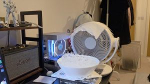Nắng nóng kỷ lục ở châu Âu, hội du học sinh dùng cả flycam để… làm mát