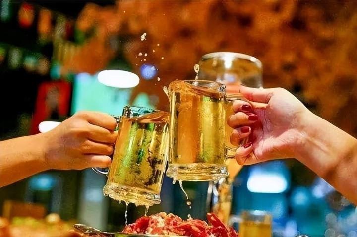 Thấy cảm giác lạ sau khi uống bia, người đàn ông 62 tuổi phát hiện mắc ung thư máu- Ảnh 1.