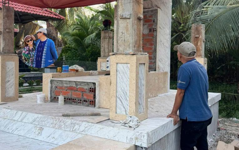 Xót xa nam NSND đình đám lặng lẽ xây mộ cho vợ vừa qua đời:  "Anh lại xây ngôi nhà mới cho em"- Ảnh 1.