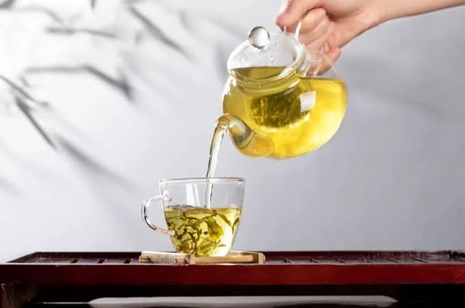 Uống trà đá đều đặn suốt 10 năm, người phụ nữ sốc khi bác sĩ lấy ra thứ "đáng sợ" trong bụng- Ảnh 2.