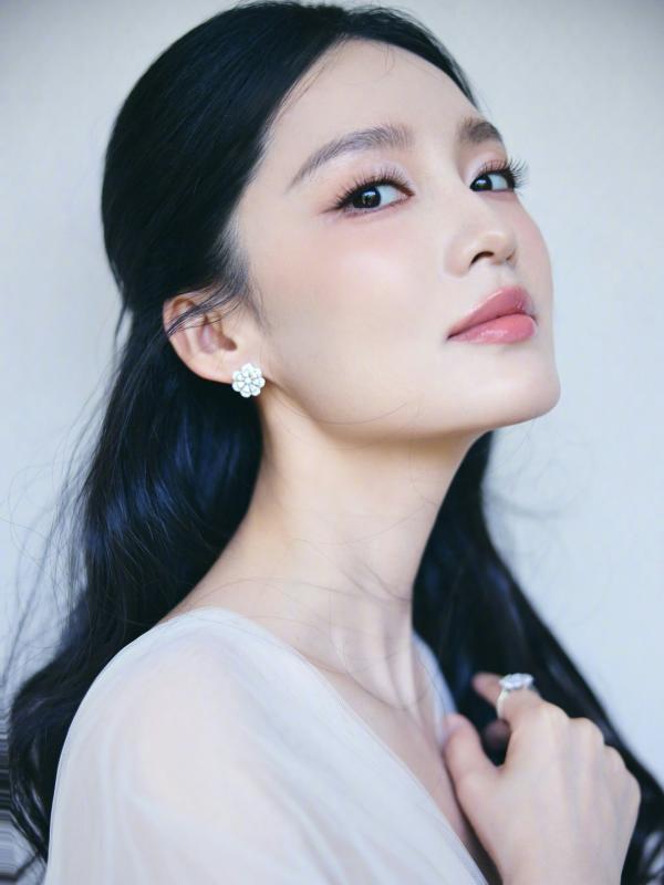 Lộ diện mỹ nhân là Nữ thần Kim Ưng 2026: Đóa bạch trà đẹp nhất vườn hoa, visual chả kém Lưu Diệc Phi- Ảnh 4.