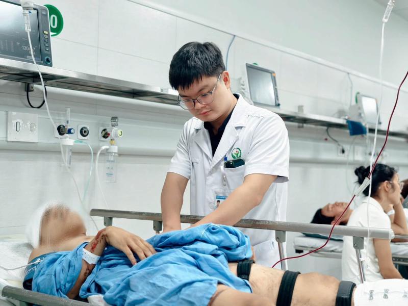 Vụ xe khách lao khỏi cao tốc ở Hà Nội: Bộ Y tế chỉ đạo khẩn - Ảnh 1.