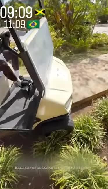 Vinicius đi nghỉ dưỡng cùng bạn gái, gặp sự cố dở khóc dở cười giữa lúc được Arsenal săn đón với giá 400.000 bảng/tuần- Ảnh 3.
