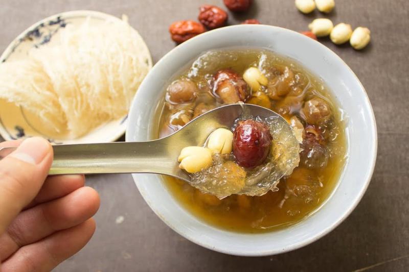 Ra mồ hôi liên tục ngày nắng nóng có thể khiến cơ thể kiệt sức: Bác sĩ khuyên bổ sung ngay 5 thực phẩm màu đỏ - Ảnh 1.