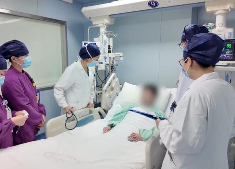 Người đàn ông bị loét ruột, chảy máu ồ ạt sau khi ăn hải sản: “Tôi vẫn còn rất may mắn…” - Ảnh 1.