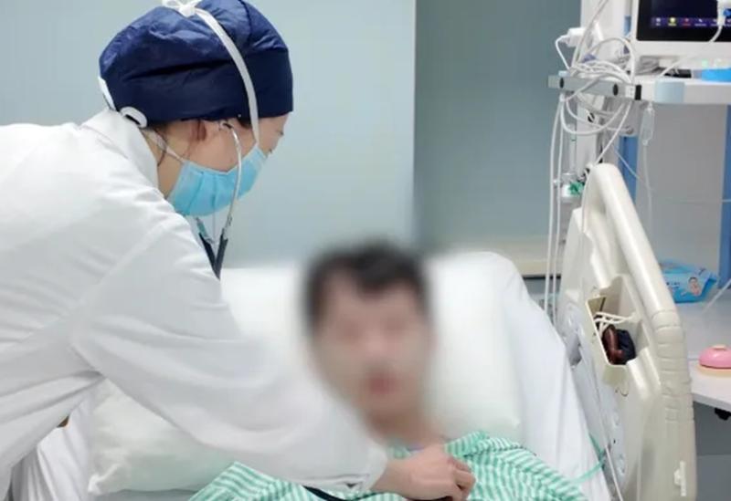 Người đàn ông bị loét ruột, chảy máu ồ ạt sau khi ăn hải sản: “Tôi vẫn còn rất may mắn…” - Ảnh 2.