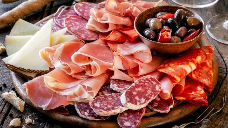 Đột quỵ không chỉ đến từ tuổi tác: 6 nhóm thực phẩm quen mặt có thể âm thầm làm tăng nguy cơ - Ảnh 1.