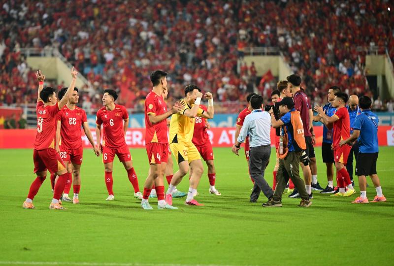 Dàn cầu thủ ĐT Việt Nam tung HLV Kim Sang-sik lên cao, cầm áo Duy Mạnh ăn mừng khi đả bại Thái Lan, lên ngôi vô địch Asean Cup 2026 - Ảnh 2.