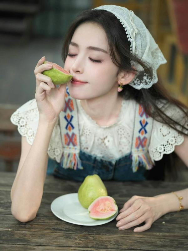 Thôn nữ đẹp điên đảo bảo sao ai cũng bỏ phố về quê: Visual như ổi hồng chín mọng, đúng chuẩn Tây Thi miệt vườn- Ảnh 2.