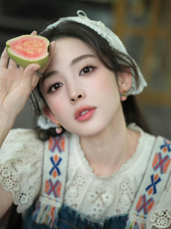 Thôn nữ đẹp điên đảo bảo sao ai cũng bỏ phố về quê: Visual như ổi hồng chín mọng, đúng chuẩn Tây Thi miệt vườn- Ảnh 1.