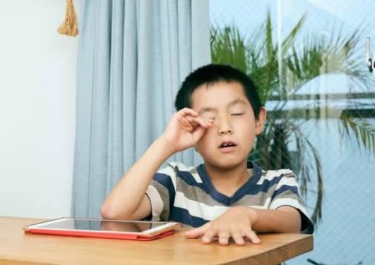Con nheo mắt, dụi mắt liên tục: Đừng vội mắng con, hãy tỉnh táo trước 6 dấu hiệu mắt con đang "kêu cứu" mà cha mẹ dễ bỏ qua - Ảnh 1.