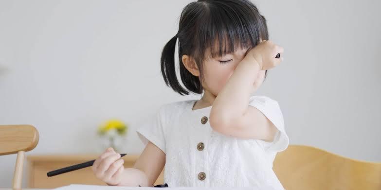 Con nheo mắt, dụi mắt liên tục: Đừng vội mắng con, hãy tỉnh táo trước 6 dấu hiệu mắt con đang "kêu cứu" mà cha mẹ dễ bỏ qua - Ảnh 4.