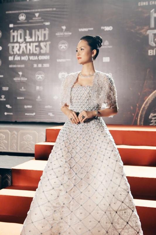 2 Hoàng hậu đẹp nhất Vbiz chung khung hình: Nhan sắc cao sang lộng lẫy khiến cả cõi mạng nổ tung- Ảnh 4.