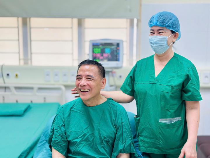 Người đàn ông 2 năm sống nhờ máy thở hồi sinh từ lá phổi hiến của cô gái 22 tuổi- Ảnh 1.