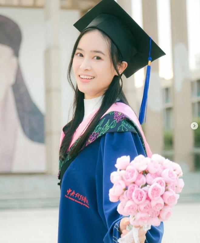 Mỹ nhân bí ẩn nhất Vbiz: Học cùng trường với Chương Tử Di và Đường Yên, bí mật kết hôn không ai hay biết- Ảnh 3.