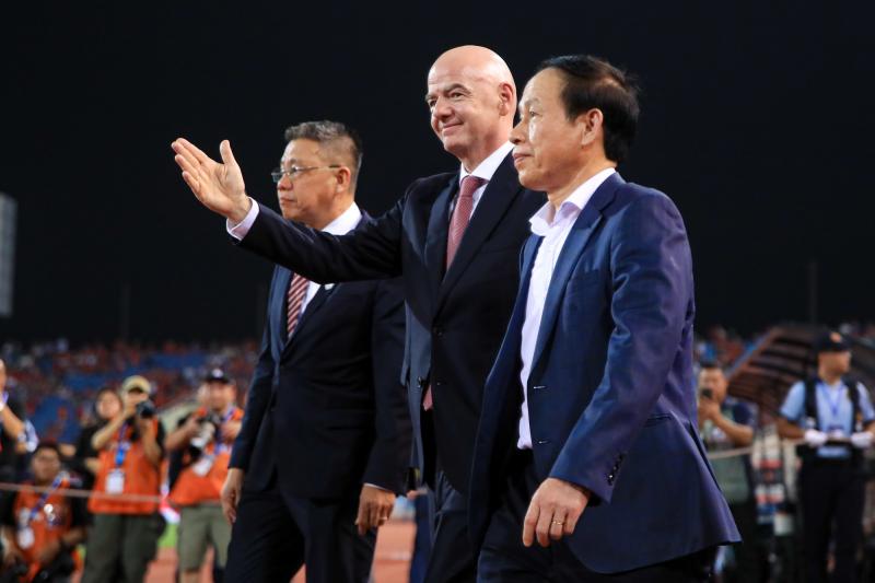 Đình Bắc gây sốt với biểu cảm đáng yêu ngắm nhìn cúp vô địch, chủ tịch FIFA ôm động viên Hai Long - Ảnh 1.
