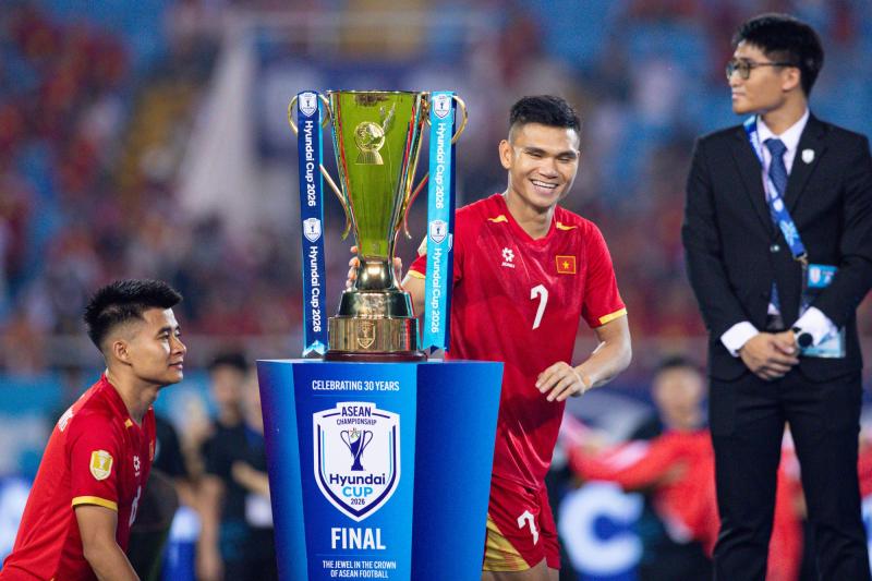 Đình Bắc gây sốt với biểu cảm đáng yêu ngắm nhìn cúp vô địch, chủ tịch FIFA ôm động viên Hai Long - Ảnh 6.