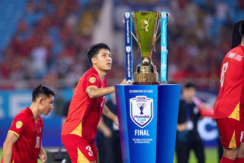 Đình Bắc gây sốt với biểu cảm đáng yêu ngắm nhìn cúp vô địch, chủ tịch FIFA ôm động viên Hai Long - Ảnh 4.