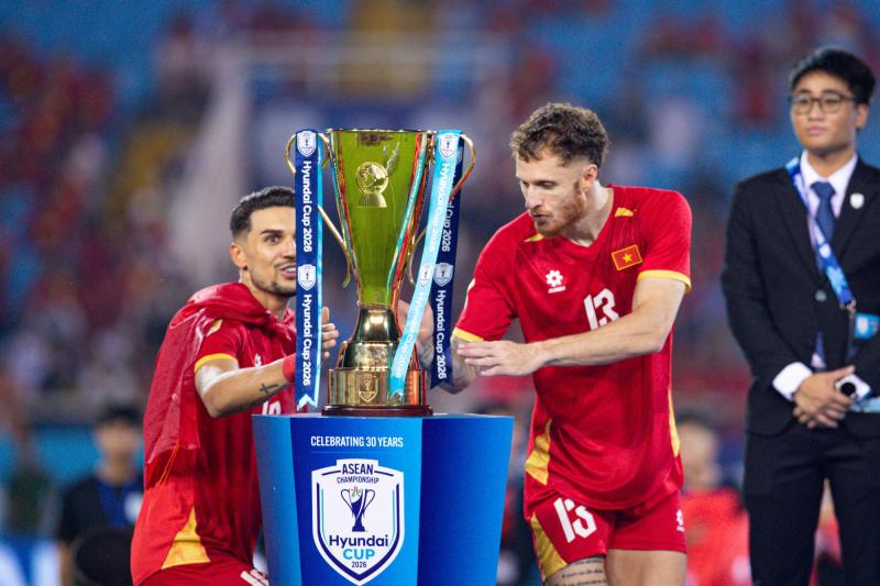Đình Bắc gây sốt với biểu cảm đáng yêu ngắm nhìn cúp vô địch, chủ tịch FIFA ôm động viên Hai Long - Ảnh 3.