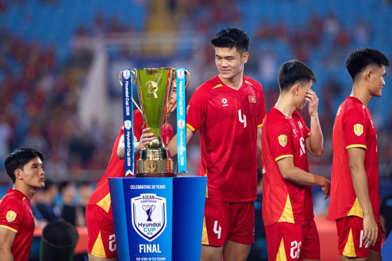 Đình Bắc gây sốt với biểu cảm đáng yêu ngắm nhìn cúp vô địch, chủ tịch FIFA ôm động viên Hai Long - Ảnh 9.