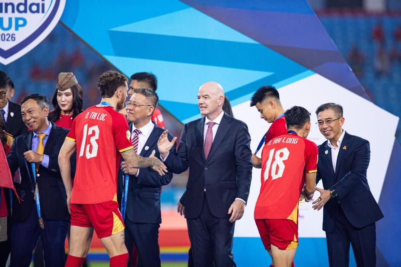 Đình Bắc gây sốt với biểu cảm đáng yêu ngắm nhìn cúp vô địch, chủ tịch FIFA ôm động viên Hai Long - Ảnh 11.