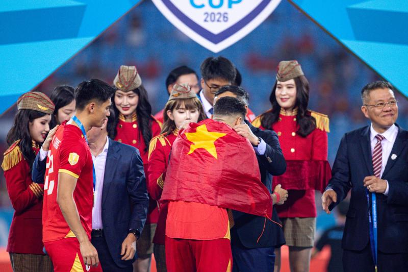 Đình Bắc gây sốt với biểu cảm đáng yêu ngắm nhìn cúp vô địch, chủ tịch FIFA ôm động viên Hai Long - Ảnh 12.