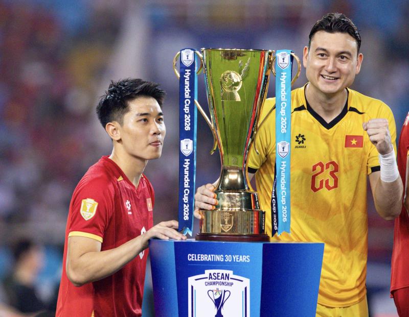 Đình Bắc gây sốt với biểu cảm đáng yêu ngắm nhìn cúp vô địch, chủ tịch FIFA ôm động viên Hai Long - Ảnh 2.