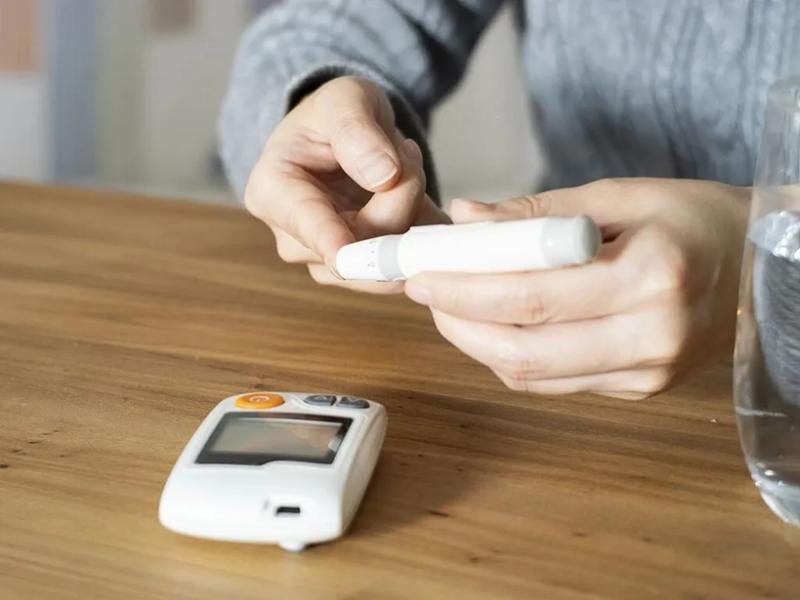 Chàng trai 27 tuổi bỗng nhiên đập phá đồ đạc khiến gia đình phát hoảng, kết luận của bác sĩ khiến ai cũng ngỡ ngàng - Ảnh 2.