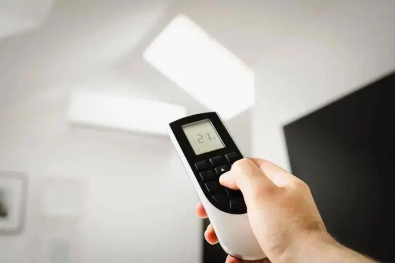 Bật điều hòa vẫn đắp chăn khi ngủ: Thói quen tưởng “ngược đời” lại có lý do - Ảnh 2.