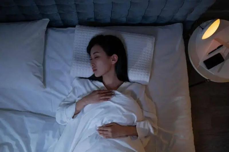 Bật điều hòa vẫn đắp chăn khi ngủ: Thói quen tưởng “ngược đời” lại có lý do - Ảnh 3.