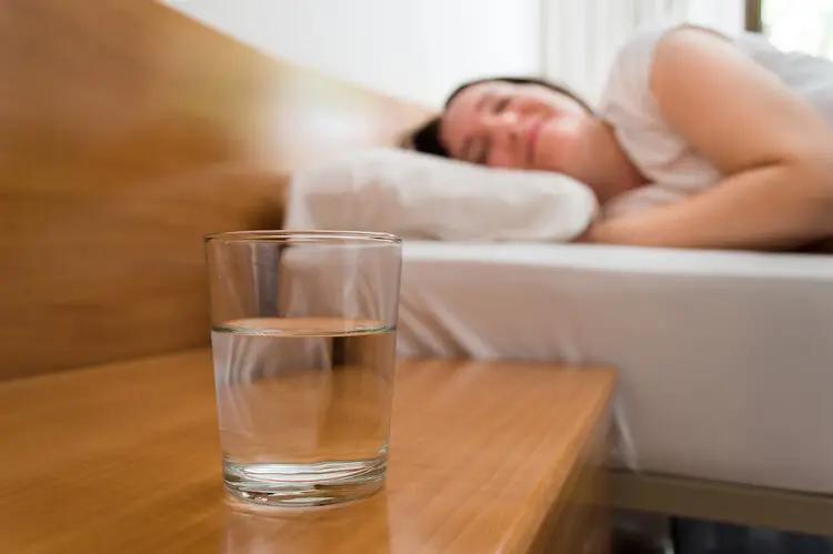 Khô miệng về đêm: Đừng chỉ nghĩ là do thiếu nước, có thể là dấu hiệu của 5 vấn đề sức khỏe - Ảnh 2.