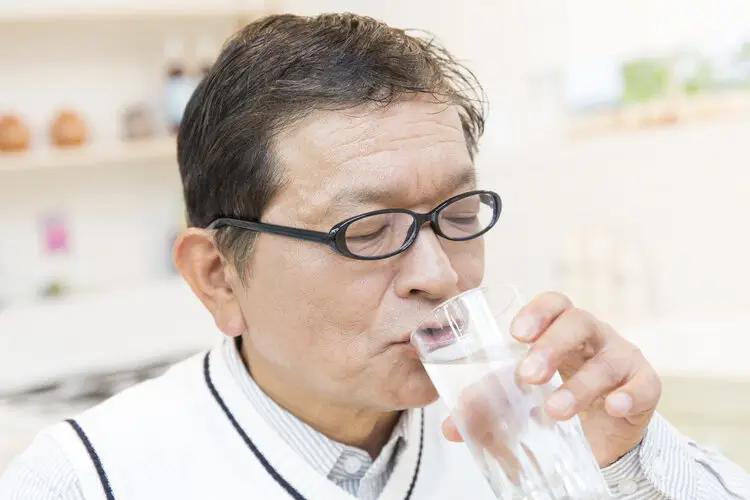 Khô miệng về đêm: Đừng chỉ nghĩ là do thiếu nước, có thể là dấu hiệu của 5 vấn đề sức khỏe - Ảnh 1.