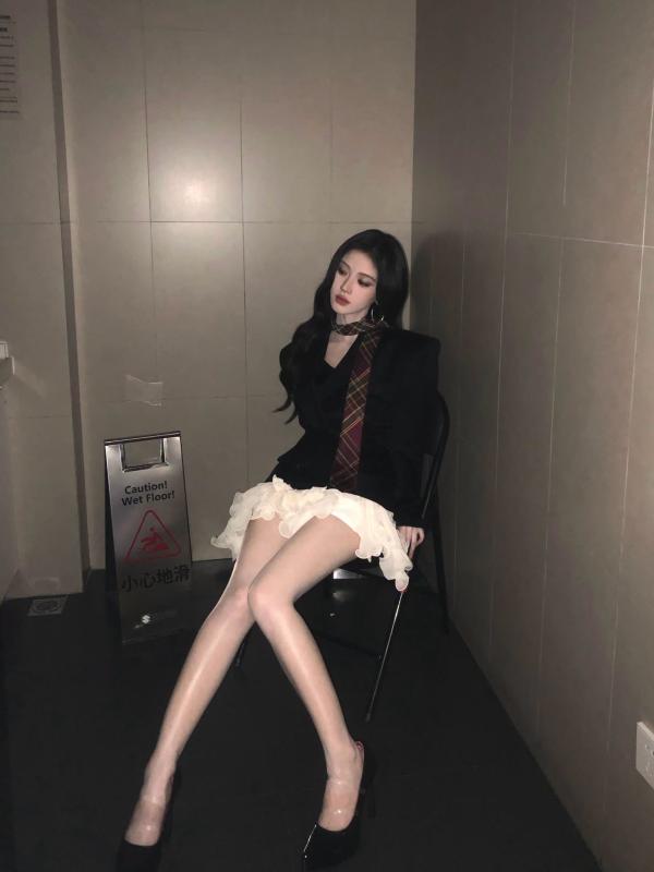 Đang hot quý cô chỉ cao 1m45 lại có đôi chân ngàn lần cực phẩm: Thời trang vừa sang vừa chất, mặt đẹp phát hờn- Ảnh 6.