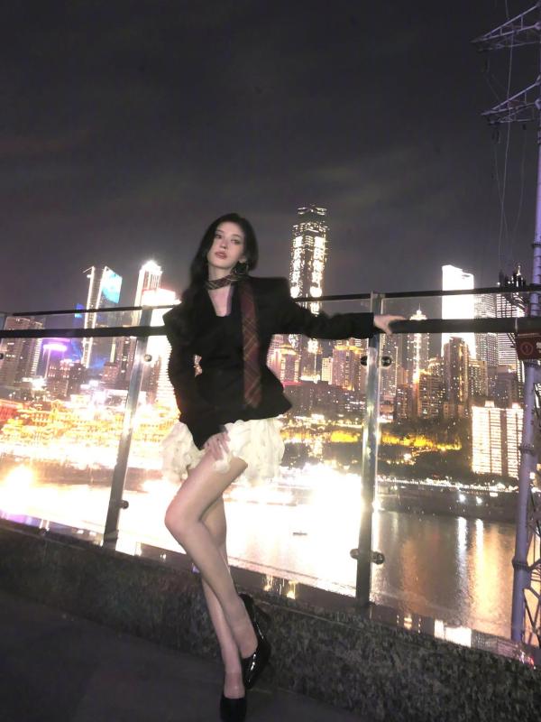 Đang hot quý cô chỉ cao 1m45 lại có đôi chân ngàn lần cực phẩm: Thời trang vừa sang vừa chất, mặt đẹp phát hờn- Ảnh 7.