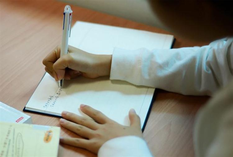 Lo lắng bị công ty sa thải, cô gái mới ngoài 20 tuổi ám ảnh đến mức thức xuyên đêm, tự học tới 5 giờ sáng - Ảnh 1.