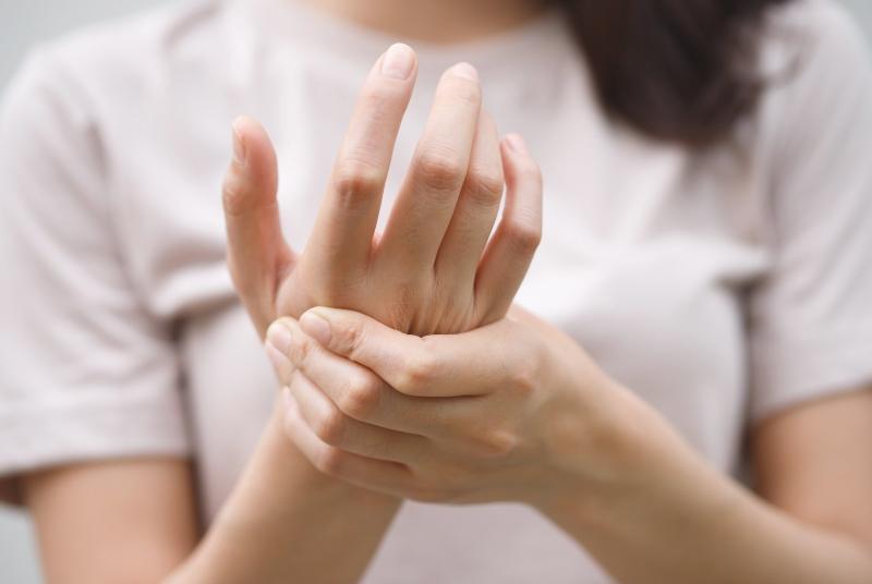 Người phụ nữ 30 tuổi bị sưng, đau khớp không rõ nguyên nhân, đi khám bác sĩ phát hiện điều gây sốc: Loại gia vị có trong căn bếp mọi gia đình là nguyên nhân! - Ảnh 1.