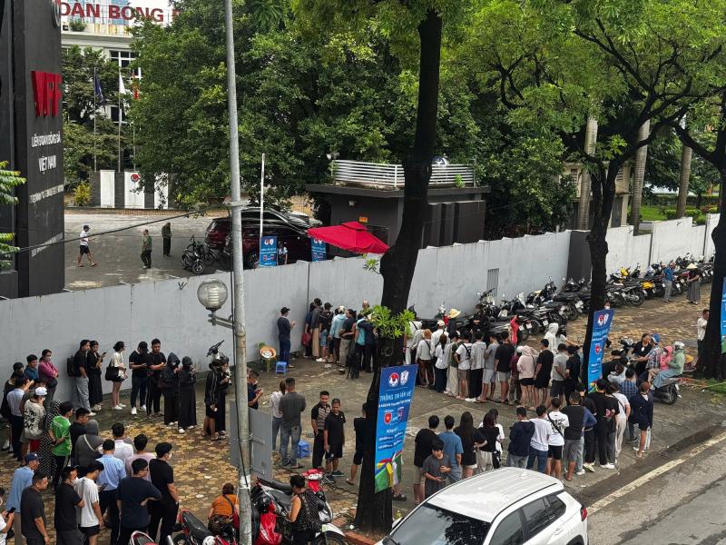 Cô gái đi xe máy từ 5h sáng từ Bắc Ninh lên Hà Nội, chờ 4 tiếng để mua vé cổ vũ đội tuyển Việt Nam- Ảnh 6.