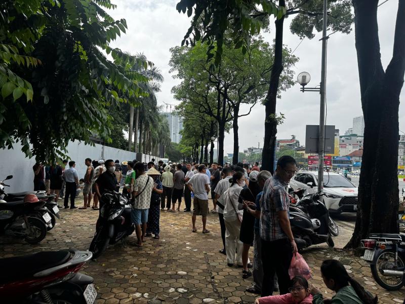 Cô gái đi xe máy từ 5h sáng từ Bắc Ninh lên Hà Nội, chờ 4 tiếng để mua vé cổ vũ đội tuyển Việt Nam- Ảnh 5.
