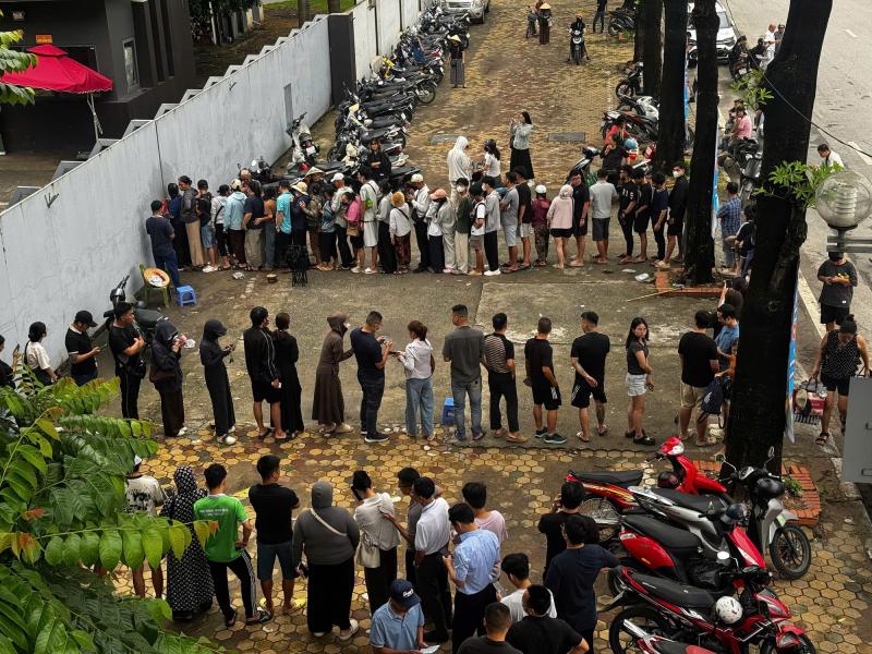 Cô gái đi xe máy từ 5h sáng từ Bắc Ninh lên Hà Nội, chờ 4 tiếng để mua vé cổ vũ đội tuyển Việt Nam- Ảnh 2.
