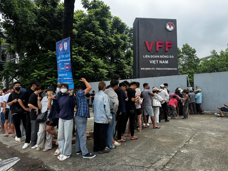 Cô gái đi xe máy từ 5h sáng từ Bắc Ninh lên Hà Nội, chờ 4 tiếng để mua vé cổ vũ đội tuyển Việt Nam- Ảnh 1.
