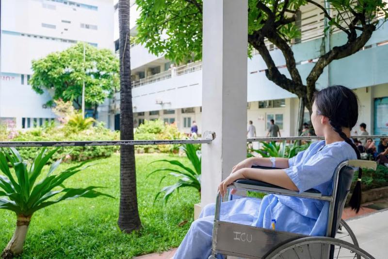 Vừa sinh con, cô gái trẻ hôn mê sâu vì sốt xuất huyết - Ảnh 2.