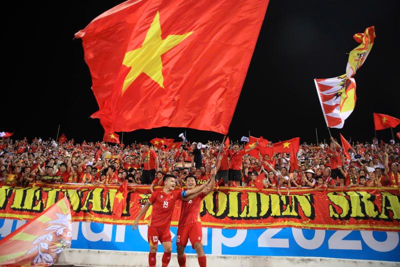 Video: Quang Hải "cosplay" thánh meme Haaland, đánh trống cho toàn đội Việt Nam Viking ăn mừng khi vô địch Asean Cup 2026- Ảnh 4.