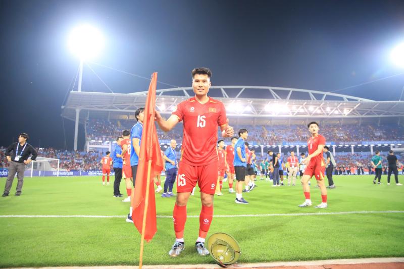 Dàn cầu thủ ĐT Việt Nam tung HLV Kim Sang-sik lên cao, cầm áo Duy Mạnh ăn mừng khi đả bại Thái Lan, lên ngôi vô địch Asean Cup 2026 - Ảnh 16.
