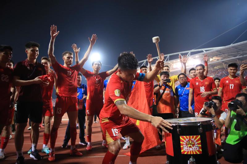 Video: Quang Hải "cosplay" thánh meme Haaland, đánh trống cho toàn đội Việt Nam Viking ăn mừng khi vô địch Asean Cup 2026- Ảnh 2.
