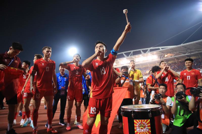 Video: Quang Hải "cosplay" thánh meme Haaland, đánh trống cho toàn đội Việt Nam Viking ăn mừng khi vô địch Asean Cup 2026- Ảnh 3.