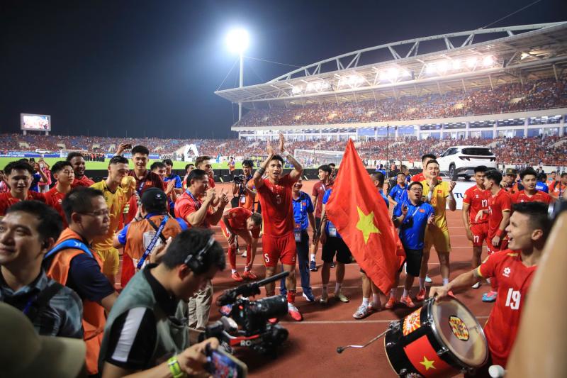 Video: Quang Hải "cosplay" thánh meme Haaland, đánh trống cho toàn đội Việt Nam Viking ăn mừng khi vô địch Asean Cup 2026- Ảnh 1.