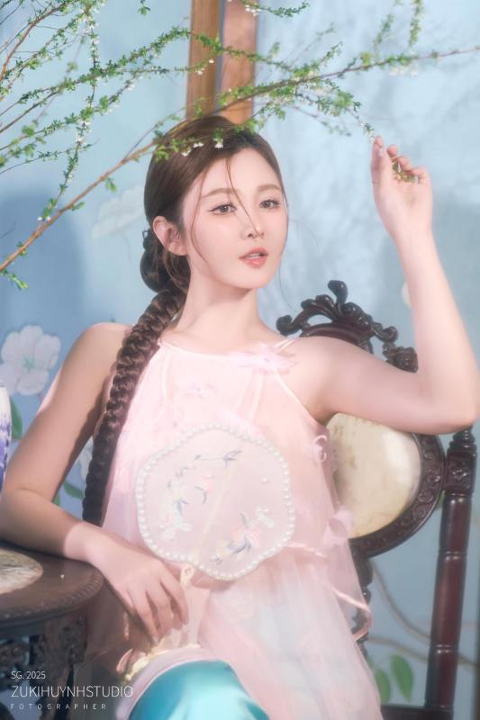 Bạn gái hơn 7 tuổi xuất hiện bên Anh trai say hi, còn được thơm má công khai- Ảnh 9.