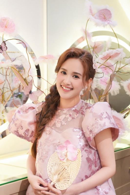 Mỹ nhân mang gương mặt của Mai Phương Thuý và Bạch Lộc cộng lại: U40 mà trẻ phát hờn, nói gái đôi mươi cũng tin- Ảnh 10.
