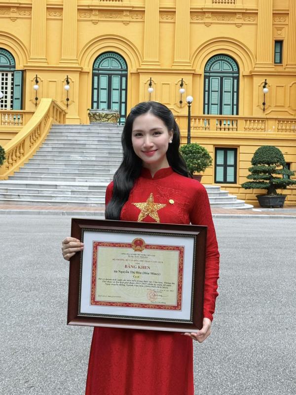 Ca sĩ Việt 2 năm liền dự Lễ kỷ niệm 2/9: Tình duyên - sự nghiệp thăng hoa, liên tục nhận bằng khen danh giá- Ảnh 6.